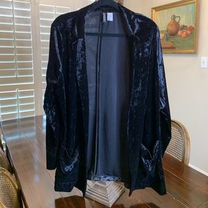 Black H&M velvet Jacket dose not button. Worn 1 time great condition like new